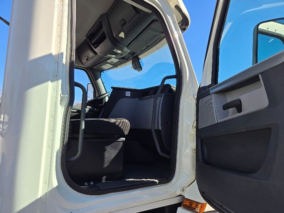 Day Cab Tractor-Heavy Duty Tractors-Freightliner-2018-T12664ST-Villa Rica-GA-223,909\n\t\tmiles-$ 53,750 - Image 12