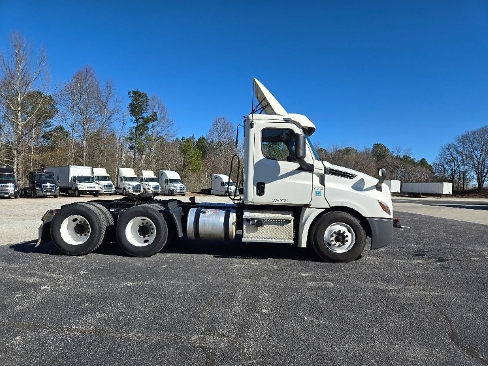 Day Cab Tractor-Heavy Duty Tractors-Freightliner-2018-T12664ST-Villa Rica-GA-223,909\n\t\tmiles-$ 53,750 - Image 8