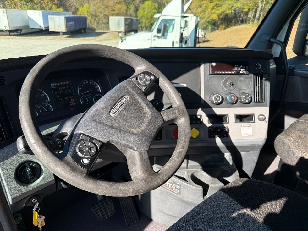 Day Cab Tractor-Heavy Duty Tractors-Freightliner-2018-T12664ST-Villa Rica-GA-485,415\n\t\tmiles-$ 37,750 - Image 10