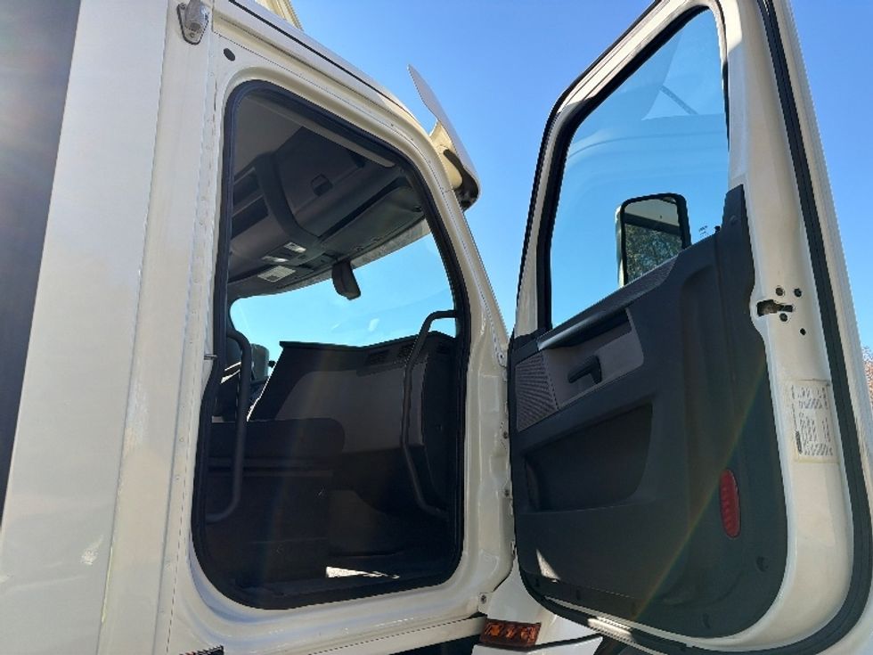 Day Cab Tractor-Heavy Duty Tractors-Freightliner-2018-T12664ST-Villa Rica-GA-485,415\n\t\tmiles-$ 37,750 - Image 12