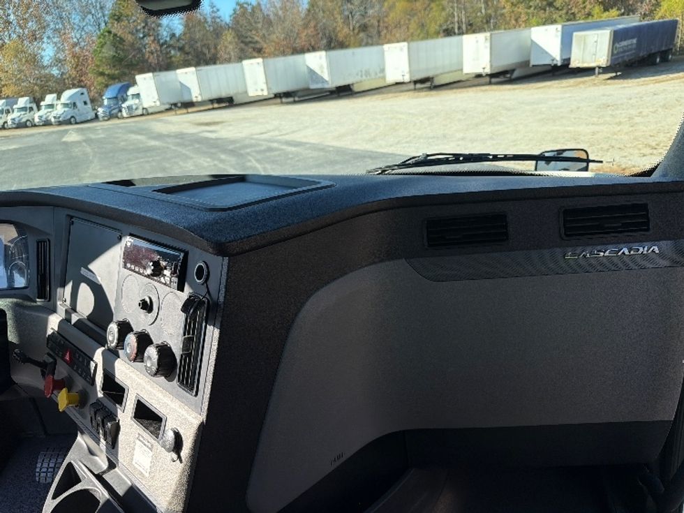 Day Cab Tractor-Heavy Duty Tractors-Freightliner-2018-T12664ST-Villa Rica-GA-485,415\n\t\tmiles-$ 37,750 - Image 13