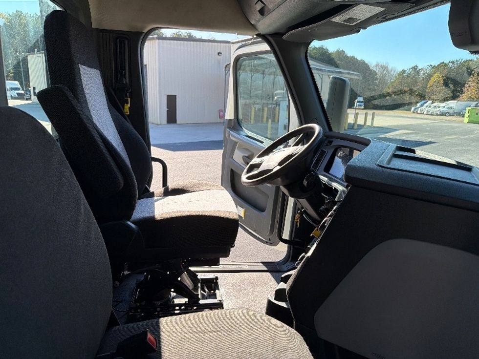 Day Cab Tractor-Heavy Duty Tractors-Freightliner-2018-T12664ST-Villa Rica-GA-485,415\n\t\tmiles-$ 37,750 - Image 14
