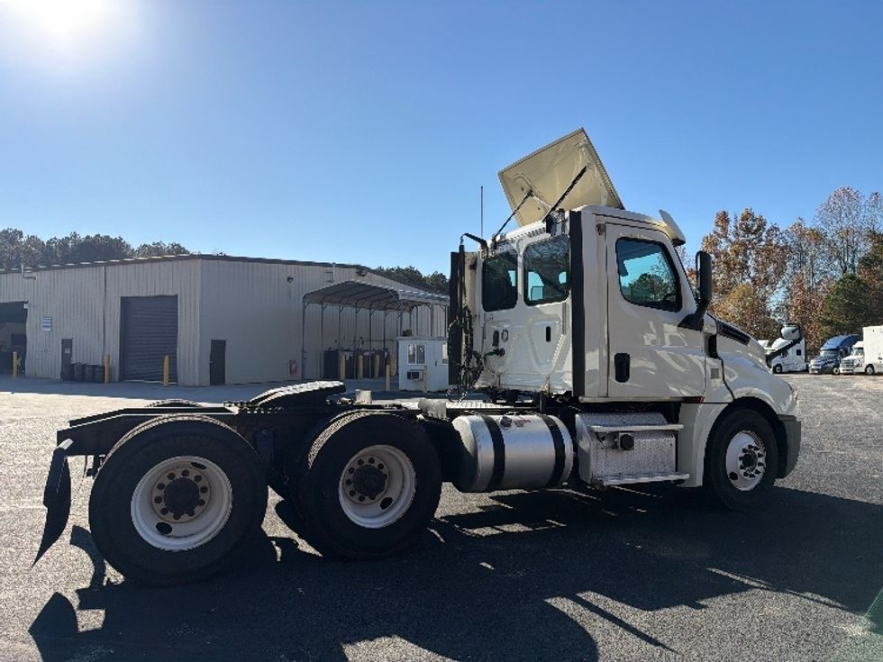 Day Cab Tractor-Heavy Duty Tractors-Freightliner-2018-T12664ST-Villa Rica-GA-485,415\n\t\tmiles-$ 37,750 - Image 7