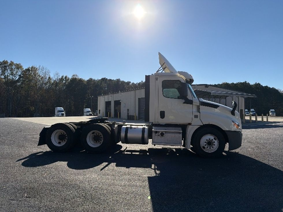 Day Cab Tractor-Heavy Duty Tractors-Freightliner-2018-T12664ST-Villa Rica-GA-485,415\n\t\tmiles-$ 37,750 - Image 8