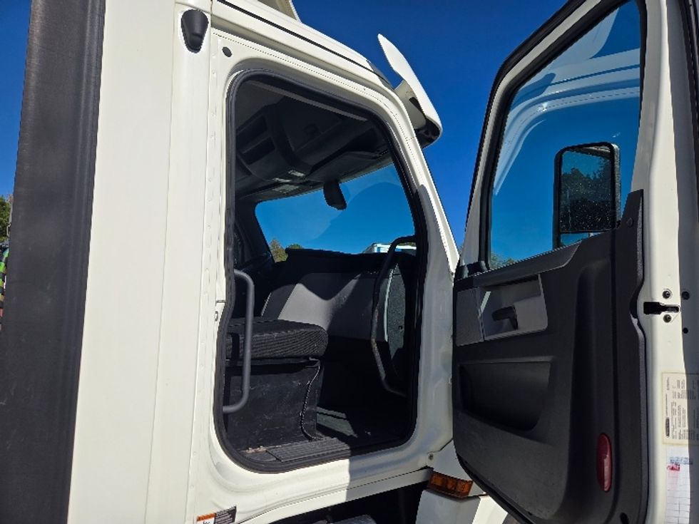 Day Cab Tractor-Heavy Duty Tractors-Freightliner-2018-T12664ST-Villa Rica-GA-507,587\n\t\tmiles-$ 36,250 - Image 12