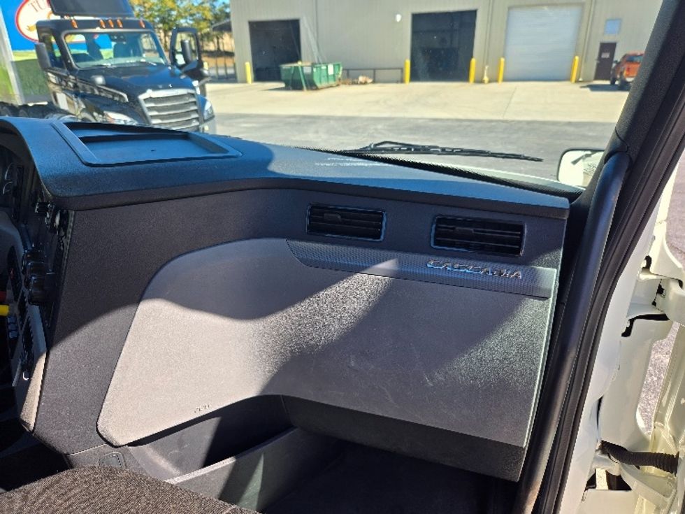 Day Cab Tractor-Heavy Duty Tractors-Freightliner-2018-T12664ST-Villa Rica-GA-507,587\n\t\tmiles-$ 36,250 - Image 13