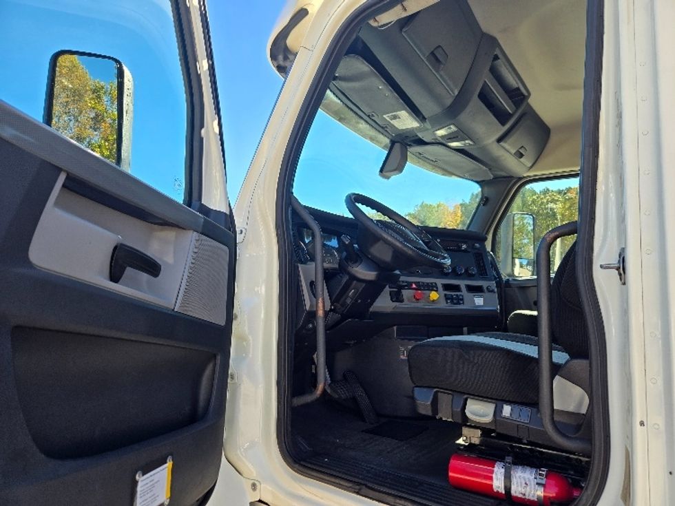 Day Cab Tractor-Heavy Duty Tractors-Freightliner-2018-T12664ST-Villa Rica-GA-507,587\n\t\tmiles-$ 36,250 - Image 9
