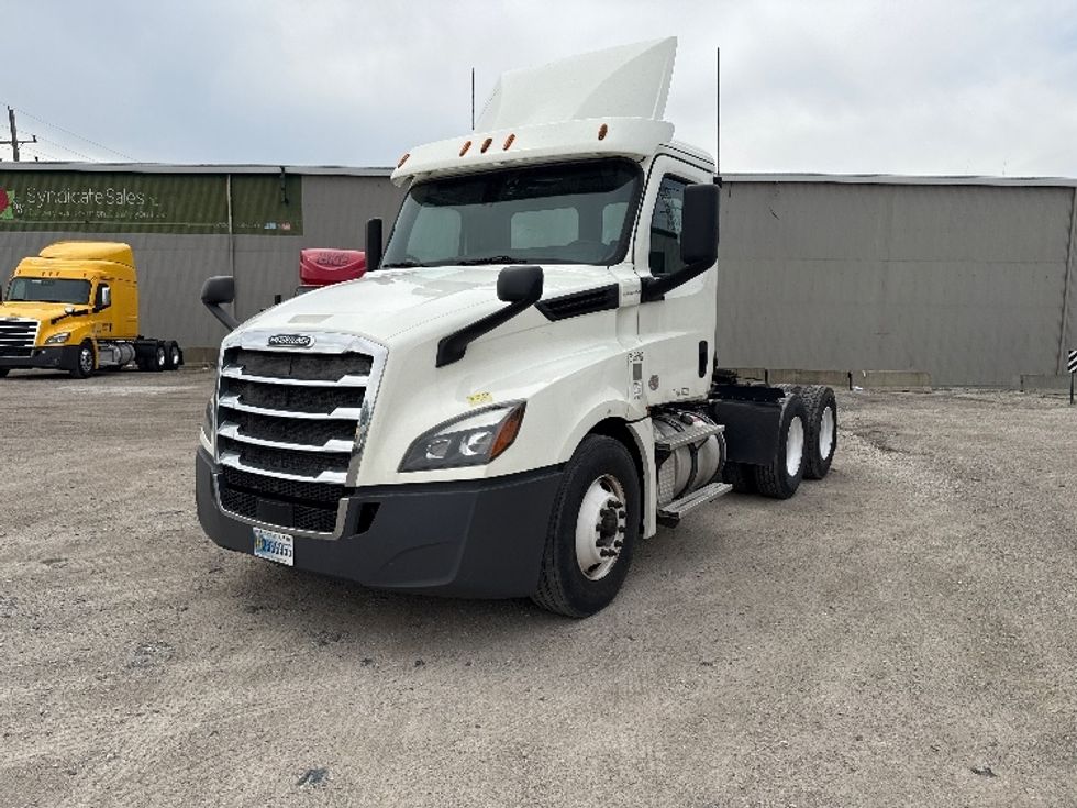 Day Cab Tractor-Heavy Duty Tractors-Freightliner-2018-T12664ST-Wabash-IN-454,450\n\t\tmiles-$ 39,500 - Image 1