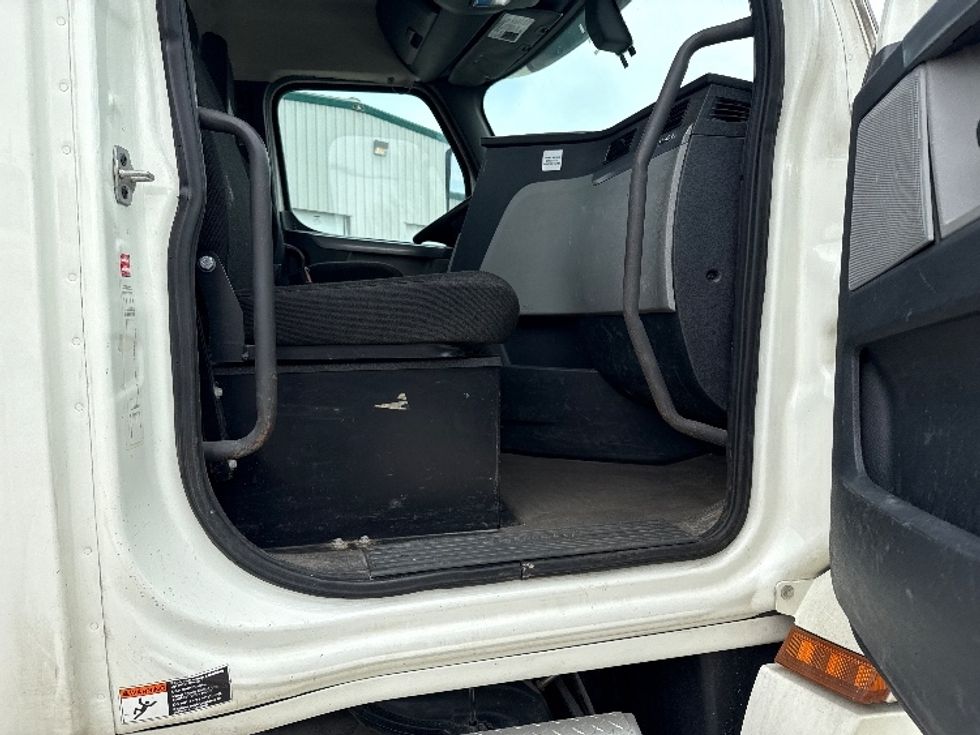 Day Cab Tractor-Heavy Duty Tractors-Freightliner-2018-T12664ST-Wabash-IN-454,450\n\t\tmiles-$ 39,500 - Image 11