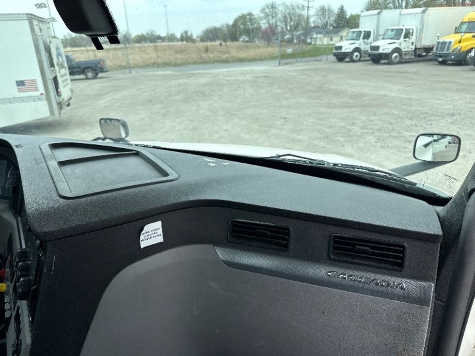 Day Cab Tractor-Heavy Duty Tractors-Freightliner-2018-T12664ST-Wabash-IN-454,450\n\t\tmiles-$ 39,500 - Image 12