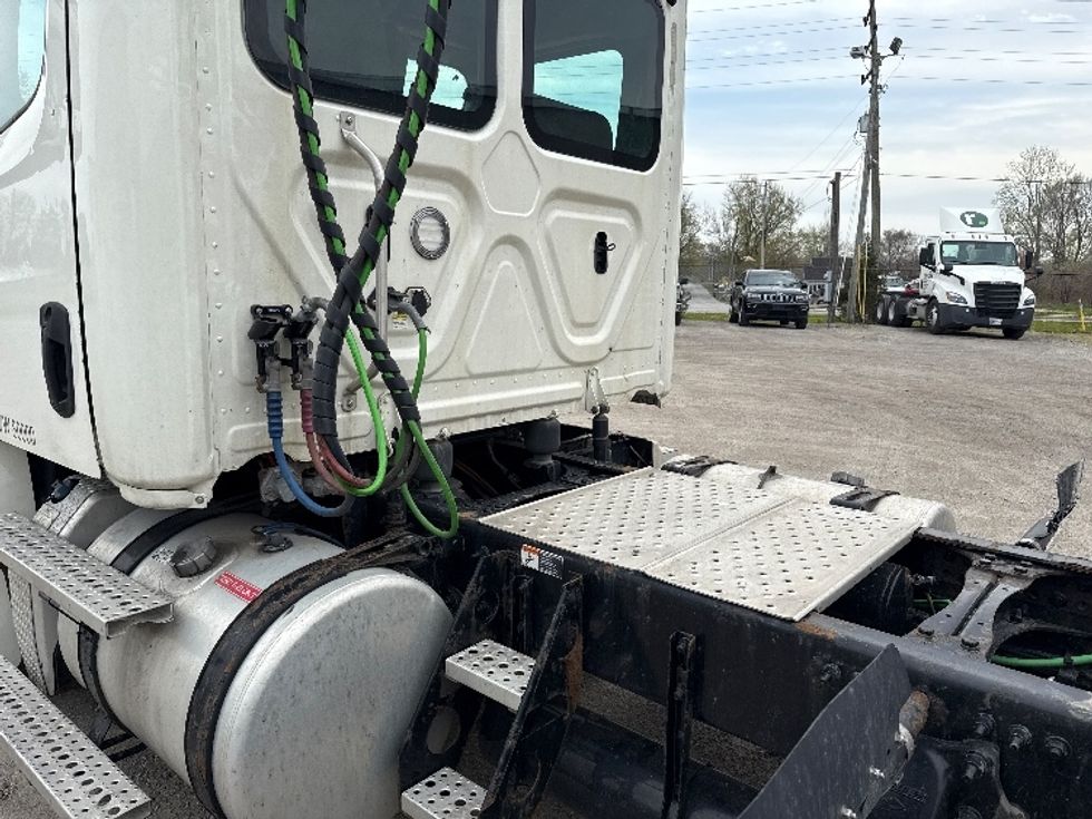 Day Cab Tractor-Heavy Duty Tractors-Freightliner-2018-T12664ST-Wabash-IN-454,450\n\t\tmiles-$ 39,500 - Image 16