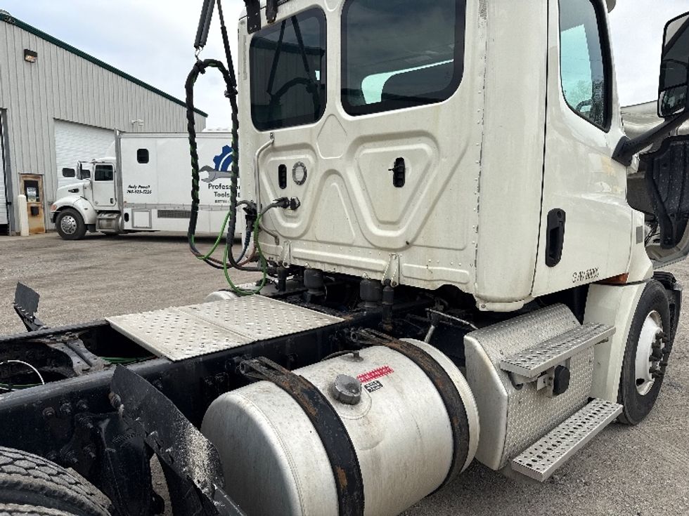 Day Cab Tractor-Heavy Duty Tractors-Freightliner-2018-T12664ST-Wabash-IN-454,450\n\t\tmiles-$ 39,500 - Image 17
