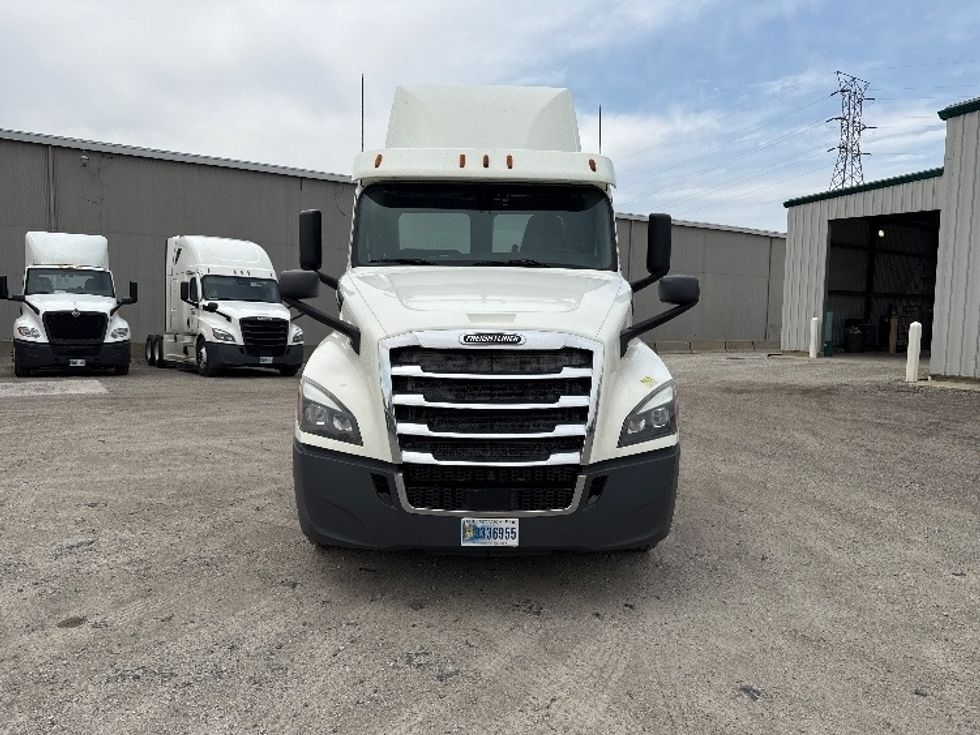 Day Cab Tractor-Heavy Duty Tractors-Freightliner-2018-T12664ST-Wabash-IN-454,450\n\t\tmiles-$ 39,500 - Image 2