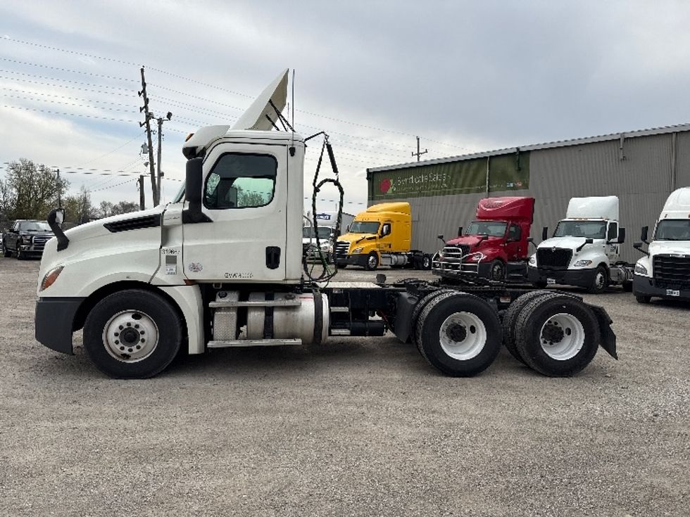 Day Cab Tractor-Heavy Duty Tractors-Freightliner-2018-T12664ST-Wabash-IN-454,450\n\t\tmiles-$ 39,500 - Image 4
