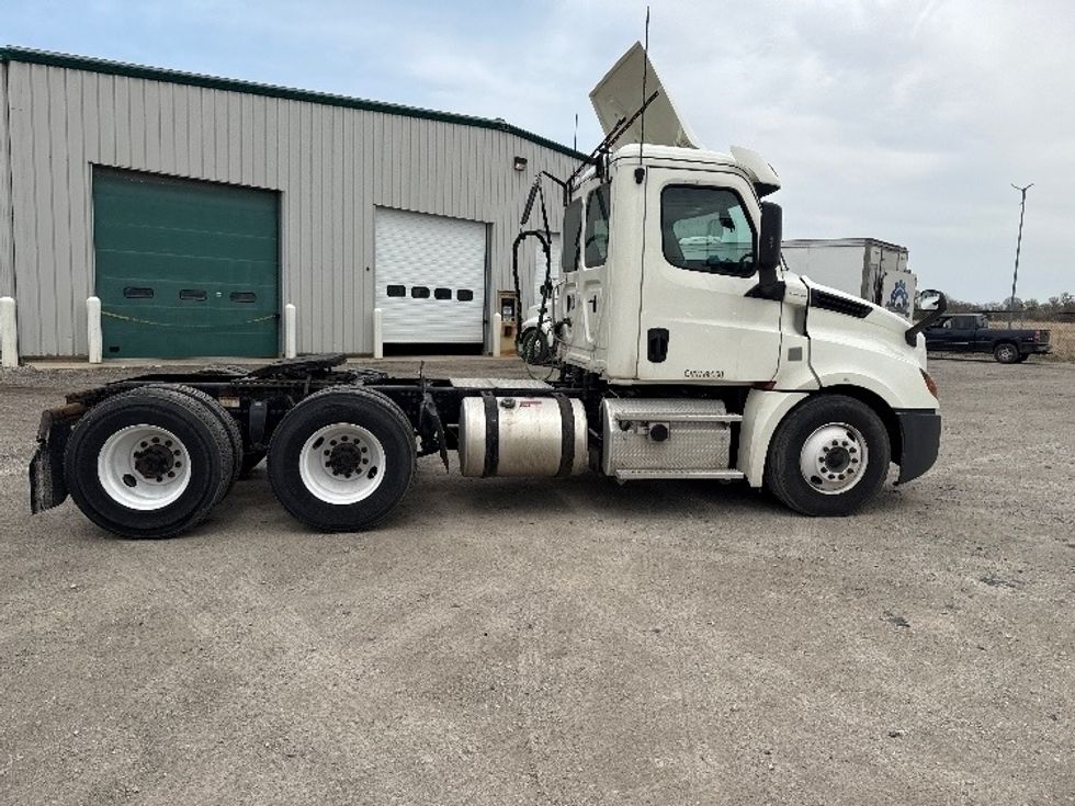 Day Cab Tractor-Heavy Duty Tractors-Freightliner-2018-T12664ST-Wabash-IN-454,450\n\t\tmiles-$ 39,500 - Image 7