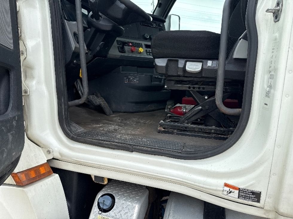 Day Cab Tractor-Heavy Duty Tractors-Freightliner-2018-T12664ST-Wabash-IN-454,450\n\t\tmiles-$ 39,500 - Image 8