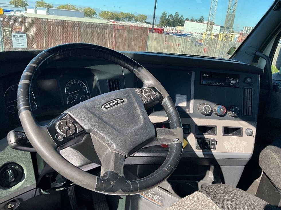 Day Cab Tractor-Heavy Duty Tractors-Freightliner-2018-T12664ST-West Sacramento-CA-276,330\n\t\tmiles-$ 60,250 - Image 10