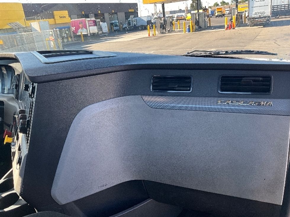 Day Cab Tractor-Heavy Duty Tractors-Freightliner-2018-T12664ST-West Sacramento-CA-276,330\n\t\tmiles-$ 60,250 - Image 13