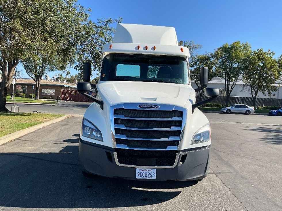 Day Cab Tractor-Heavy Duty Tractors-Freightliner-2018-T12664ST-West Sacramento-CA-276,330\n\t\tmiles-$ 60,250 - Image 2