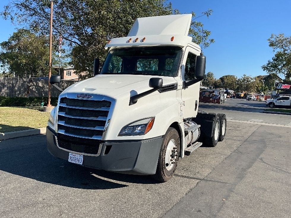Day Cab Tractor-Heavy Duty Tractors-Freightliner-2018-T12664ST-West Sacramento-CA-276,330\n\t\tmiles-$ 60,250 - Image 3