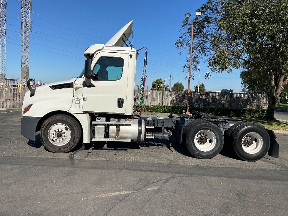Day Cab Tractor-Heavy Duty Tractors-Freightliner-2018-T12664ST-West Sacramento-CA-276,330\n\t\tmiles-$ 60,250 - Image 4