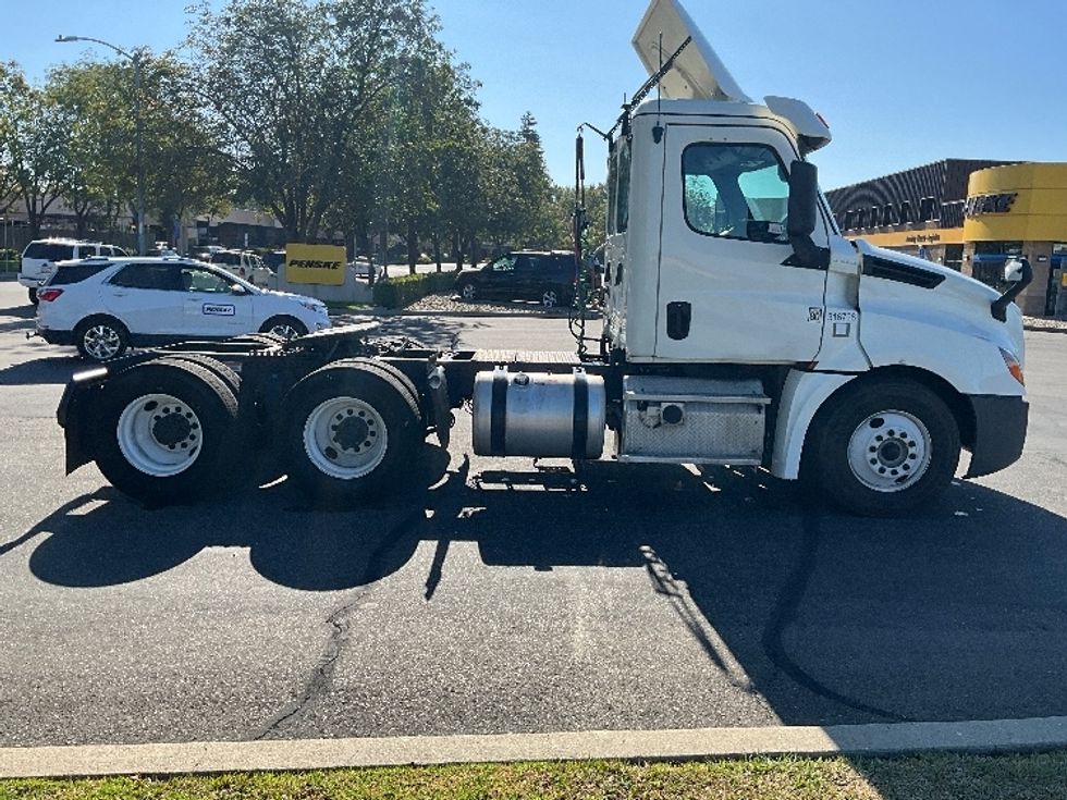 Day Cab Tractor-Heavy Duty Tractors-Freightliner-2018-T12664ST-West Sacramento-CA-276,330\n\t\tmiles-$ 60,250 - Image 8