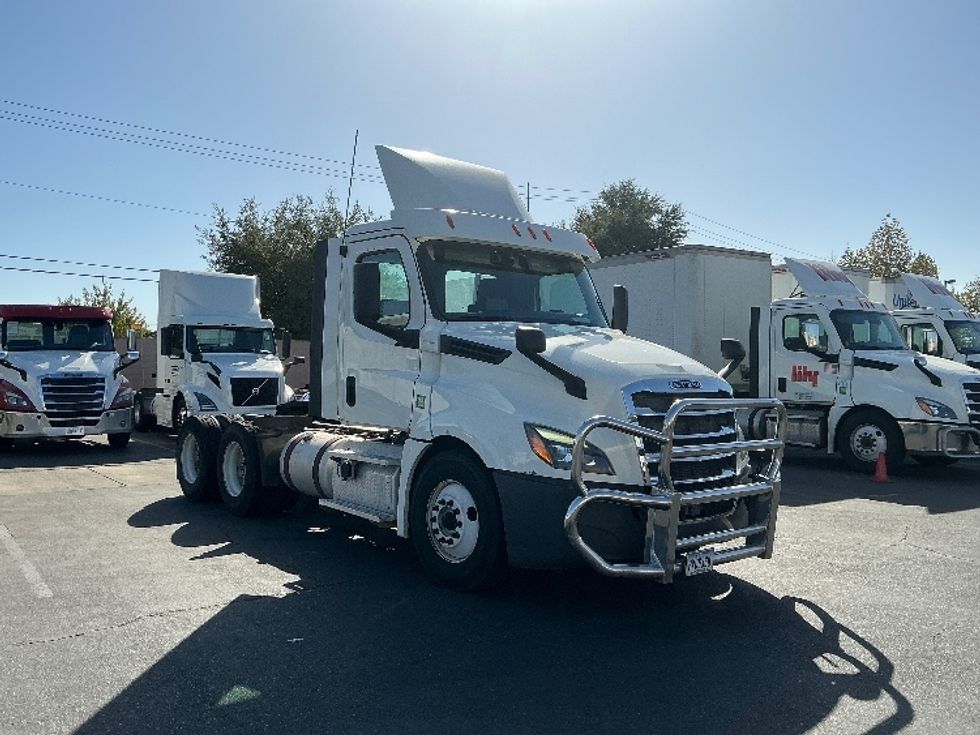 Day Cab Tractor-Heavy Duty Tractors-Freightliner-2018-T12664ST-West Sacramento-CA-372,422\n\t\tmiles-$ 43,250 - Image 1