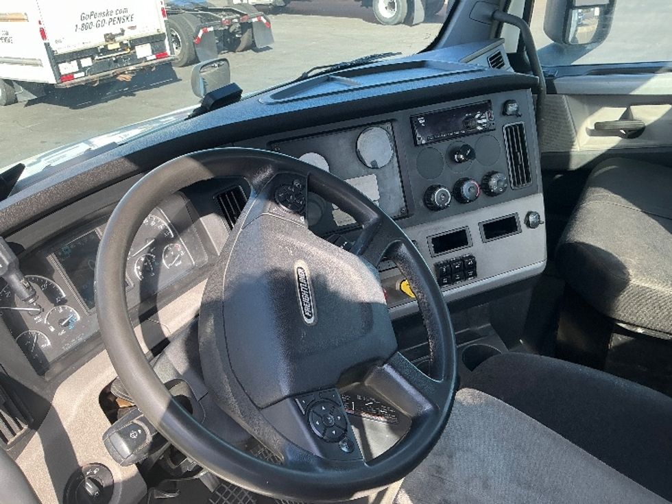 Day Cab Tractor-Heavy Duty Tractors-Freightliner-2018-T12664ST-West Sacramento-CA-372,422\n\t\tmiles-$ 43,250 - Image 10