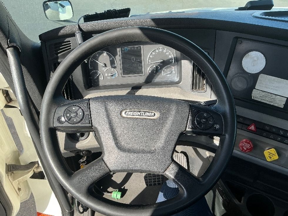 Day Cab Tractor-Heavy Duty Tractors-Freightliner-2018-T12664ST-West Sacramento-CA-372,422\n\t\tmiles-$ 43,250 - Image 11
