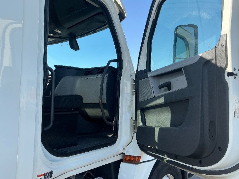 Day Cab Tractor-Heavy Duty Tractors-Freightliner-2018-T12664ST-West Sacramento-CA-372,422\n\t\tmiles-$ 43,250 - Image 12