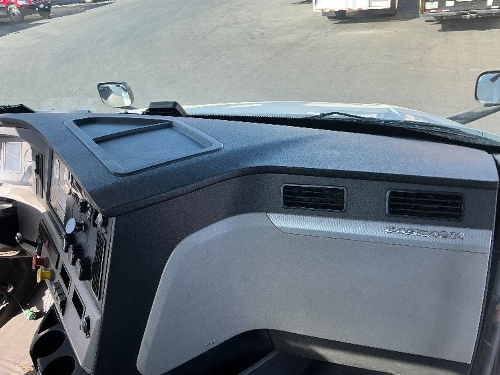 Day Cab Tractor-Heavy Duty Tractors-Freightliner-2018-T12664ST-West Sacramento-CA-372,422\n\t\tmiles-$ 43,250 - Image 13