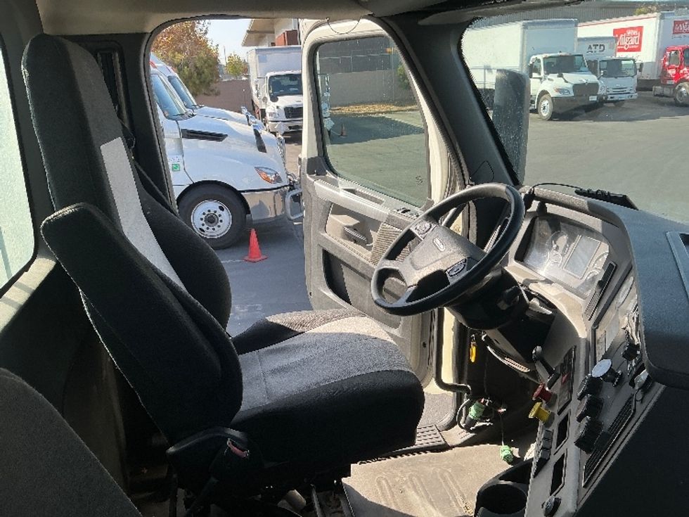 Day Cab Tractor-Heavy Duty Tractors-Freightliner-2018-T12664ST-West Sacramento-CA-372,422\n\t\tmiles-$ 43,250 - Image 14