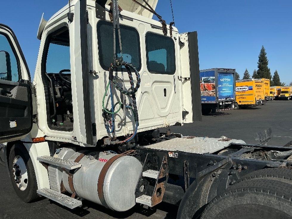 Day Cab Tractor-Heavy Duty Tractors-Freightliner-2018-T12664ST-West Sacramento-CA-372,422\n\t\tmiles-$ 43,250 - Image 17