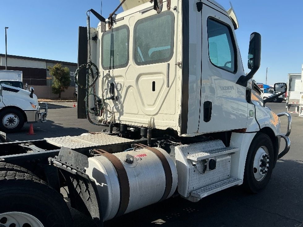 Day Cab Tractor-Heavy Duty Tractors-Freightliner-2018-T12664ST-West Sacramento-CA-372,422\n\t\tmiles-$ 43,250 - Image 18
