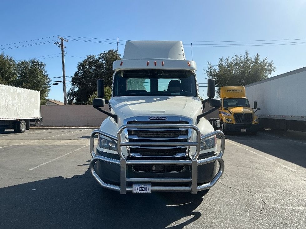 Day Cab Tractor-Heavy Duty Tractors-Freightliner-2018-T12664ST-West Sacramento-CA-372,422\n\t\tmiles-$ 43,250 - Image 2