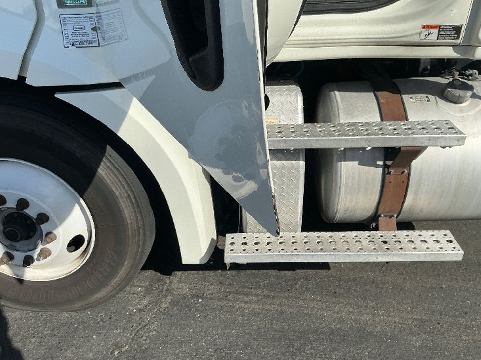Day Cab Tractor-Heavy Duty Tractors-Freightliner-2018-T12664ST-West Sacramento-CA-372,422\n\t\tmiles-$ 43,250 - Image 21