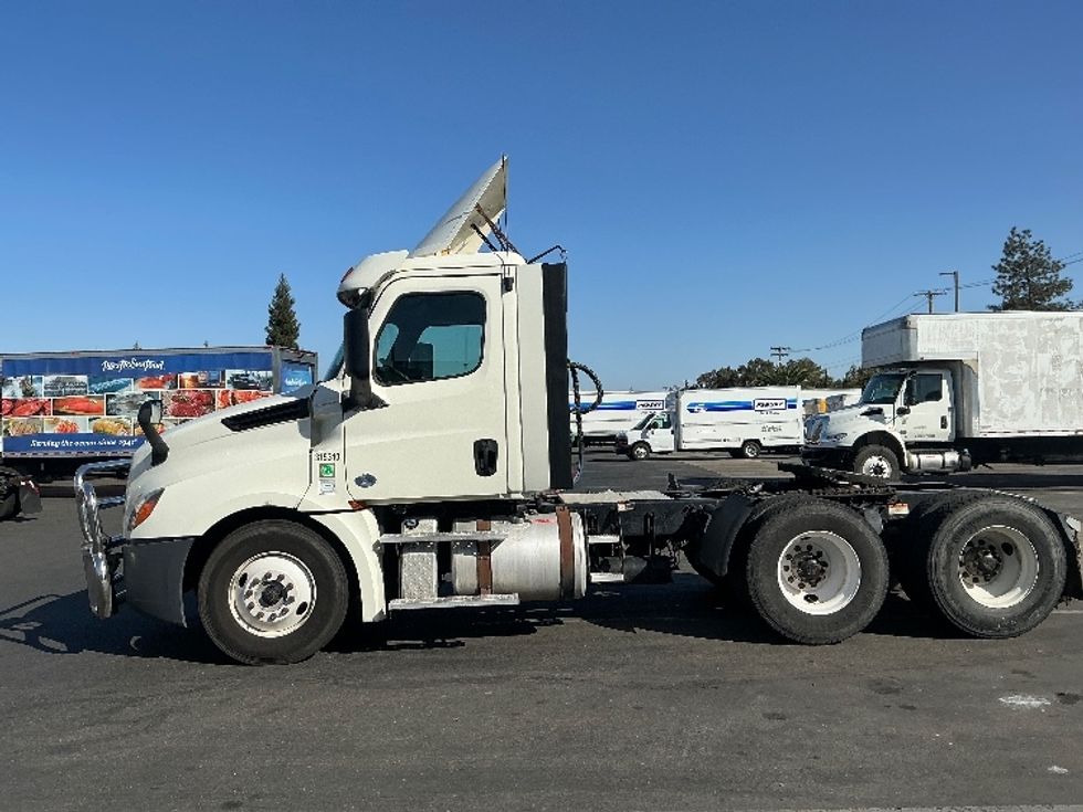 Day Cab Tractor-Heavy Duty Tractors-Freightliner-2018-T12664ST-West Sacramento-CA-372,422\n\t\tmiles-$ 43,250 - Image 4