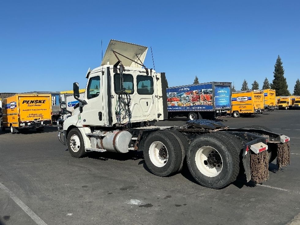 Day Cab Tractor-Heavy Duty Tractors-Freightliner-2018-T12664ST-West Sacramento-CA-372,422\n\t\tmiles-$ 43,250 - Image 5