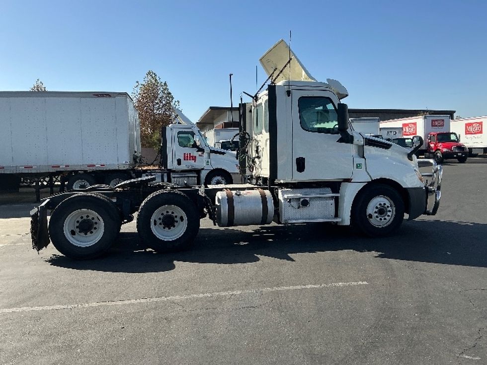 Day Cab Tractor-Heavy Duty Tractors-Freightliner-2018-T12664ST-West Sacramento-CA-372,422\n\t\tmiles-$ 43,250 - Image 8