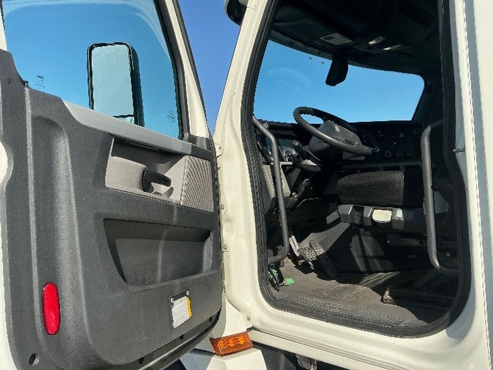 Day Cab Tractor-Heavy Duty Tractors-Freightliner-2018-T12664ST-West Sacramento-CA-372,422\n\t\tmiles-$ 43,250 - Image 9