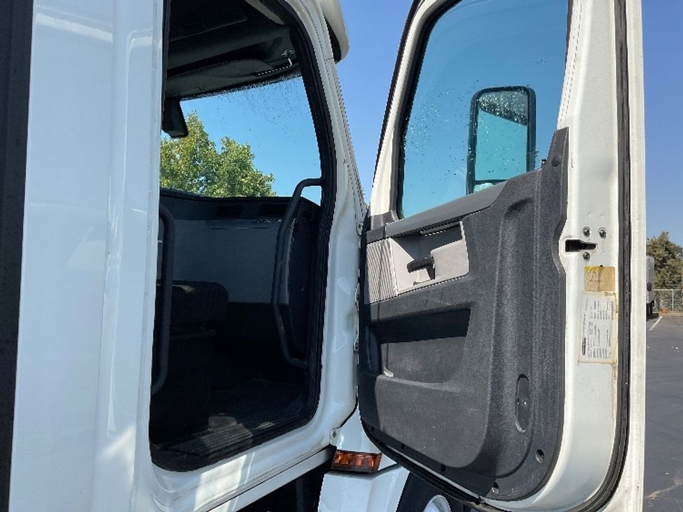 Day Cab Tractor-Heavy Duty Tractors-Freightliner-2018-T12664ST-West Sacramento-CA-551,091\n\t\tmiles-$ 34,500 - Image 10