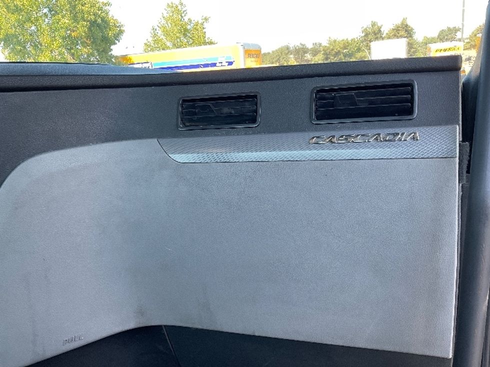 Day Cab Tractor-Heavy Duty Tractors-Freightliner-2018-T12664ST-West Sacramento-CA-551,091\n\t\tmiles-$ 34,500 - Image 11