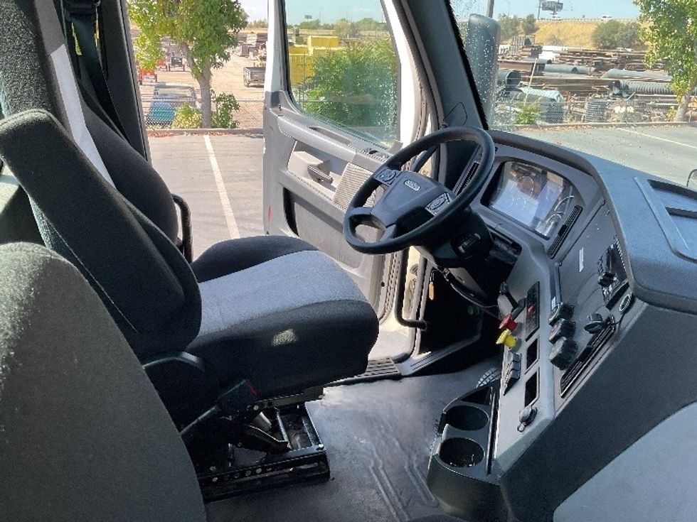 Day Cab Tractor-Heavy Duty Tractors-Freightliner-2018-T12664ST-West Sacramento-CA-551,091\n\t\tmiles-$ 34,500 - Image 12