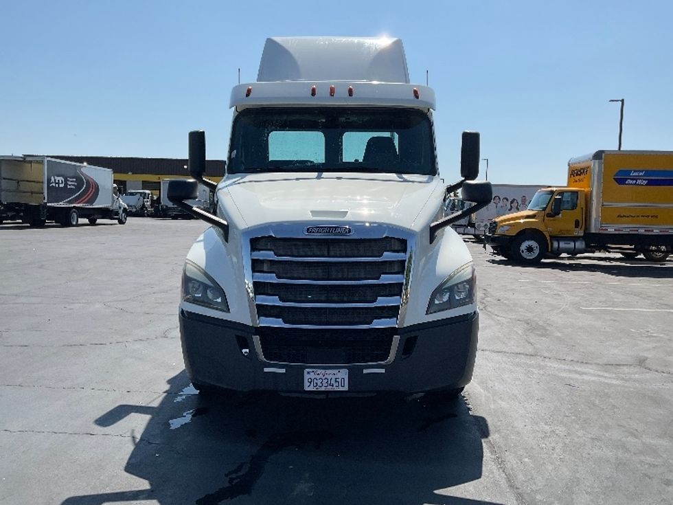 Day Cab Tractor-Heavy Duty Tractors-Freightliner-2018-T12664ST-West Sacramento-CA-551,091\n\t\tmiles-$ 34,500 - Image 2