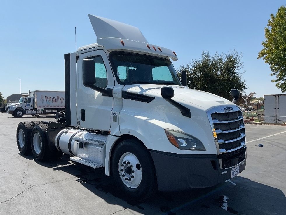 Day Cab Tractor-Heavy Duty Tractors-Freightliner-2018-T12664ST-West Sacramento-CA-551,091\n\t\tmiles-$ 34,500 - Image 3