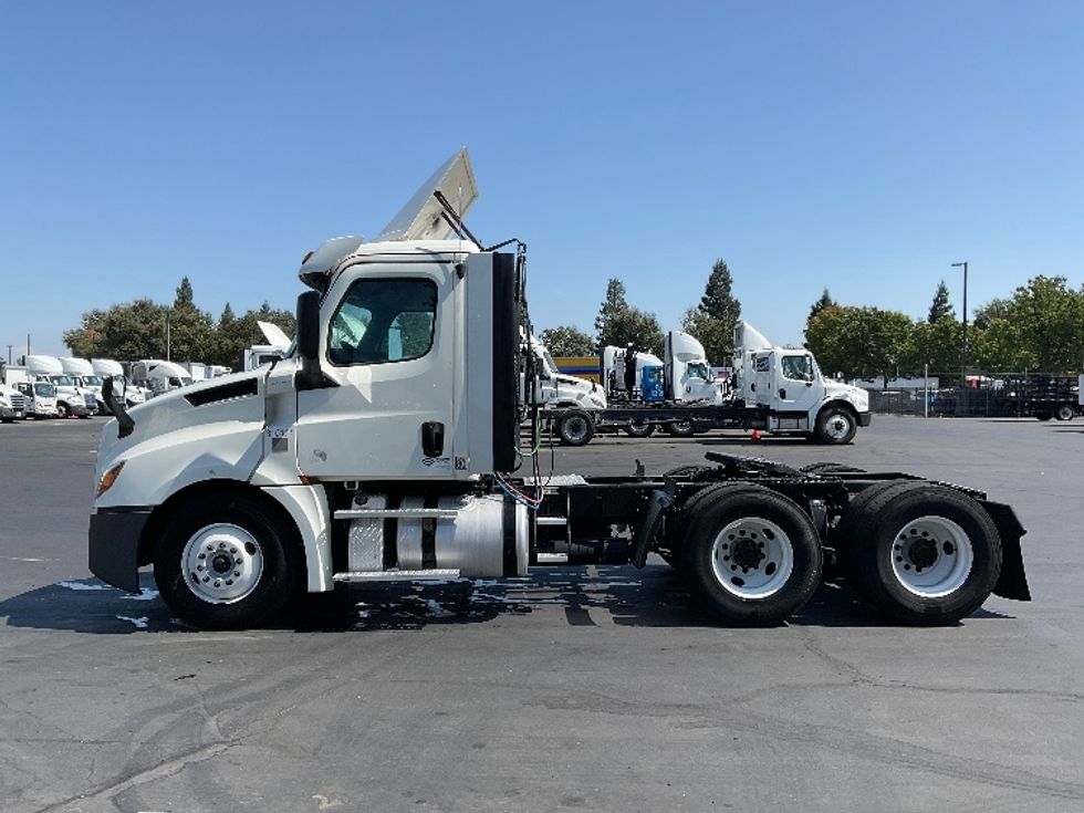 Day Cab Tractor-Heavy Duty Tractors-Freightliner-2018-T12664ST-West Sacramento-CA-551,091\n\t\tmiles-$ 34,500 - Image 4