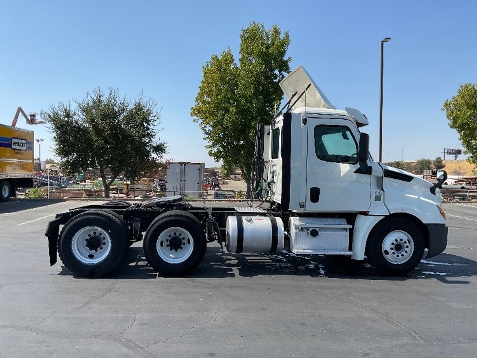 Day Cab Tractor-Heavy Duty Tractors-Freightliner-2018-T12664ST-West Sacramento-CA-551,091\n\t\tmiles-$ 34,500 - Image 6