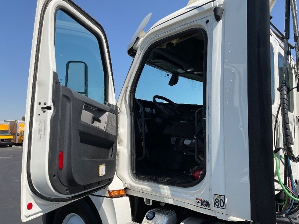 Day Cab Tractor-Heavy Duty Tractors-Freightliner-2018-T12664ST-West Sacramento-CA-551,091\n\t\tmiles-$ 34,500 - Image 7