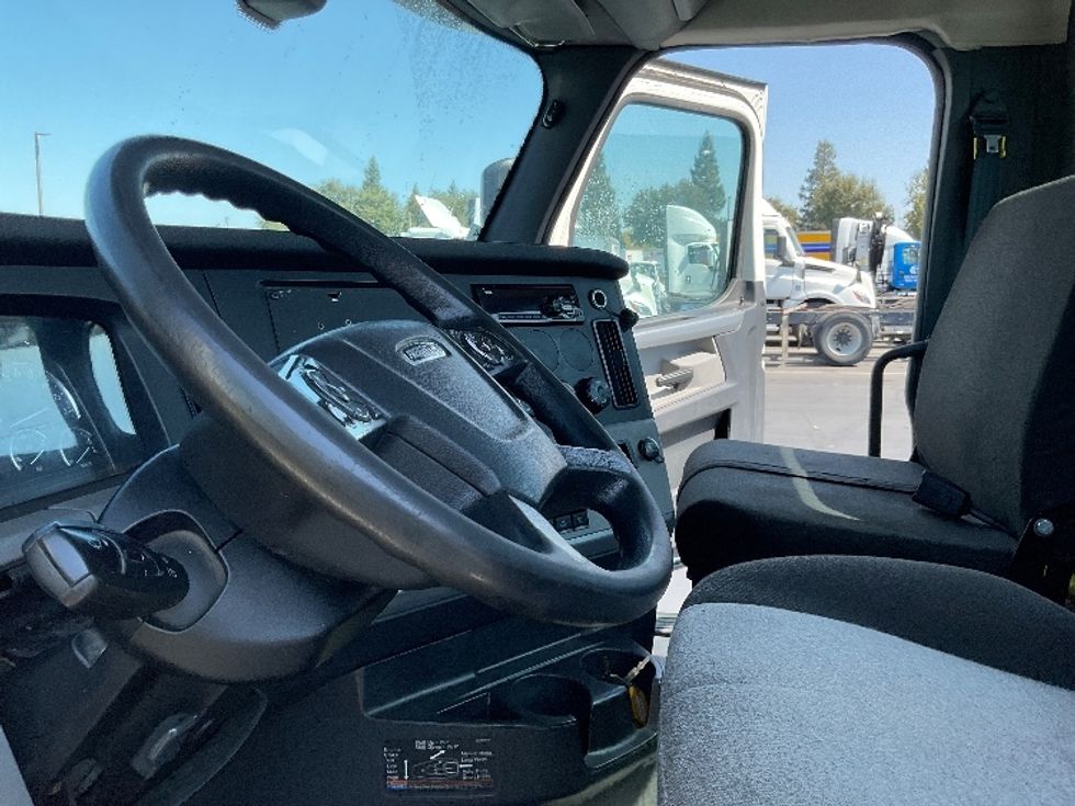 Day Cab Tractor-Heavy Duty Tractors-Freightliner-2018-T12664ST-West Sacramento-CA-551,091\n\t\tmiles-$ 34,500 - Image 8