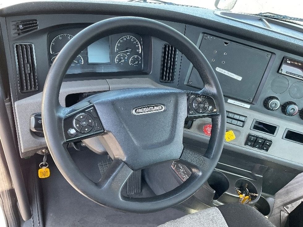 Day Cab Tractor-Heavy Duty Tractors-Freightliner-2018-T12664ST-West Sacramento-CA-551,091\n\t\tmiles-$ 34,500 - Image 9
